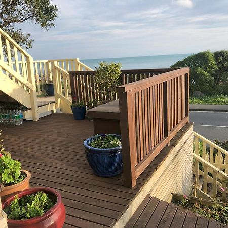 Apartamento Seafront Haven In Island Bay With Deck, Outdoor Bath, And Parking Wellington Exterior foto