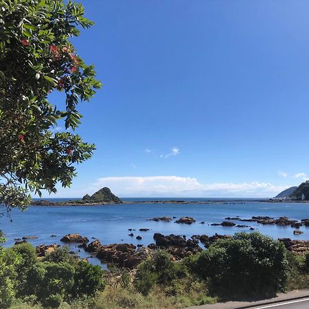 Apartamento Seafront Haven In Island Bay With Deck, Outdoor Bath, And Parking Wellington Exterior foto