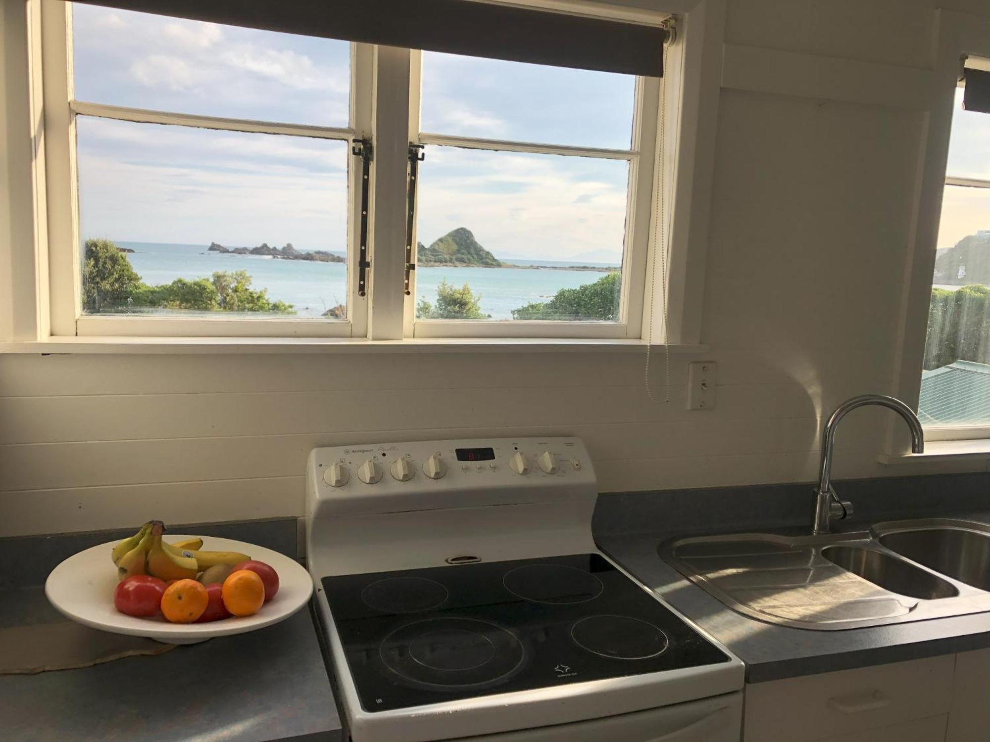 Apartamento Seafront Haven In Island Bay With Deck, Outdoor Bath, And Parking Wellington Exterior foto
