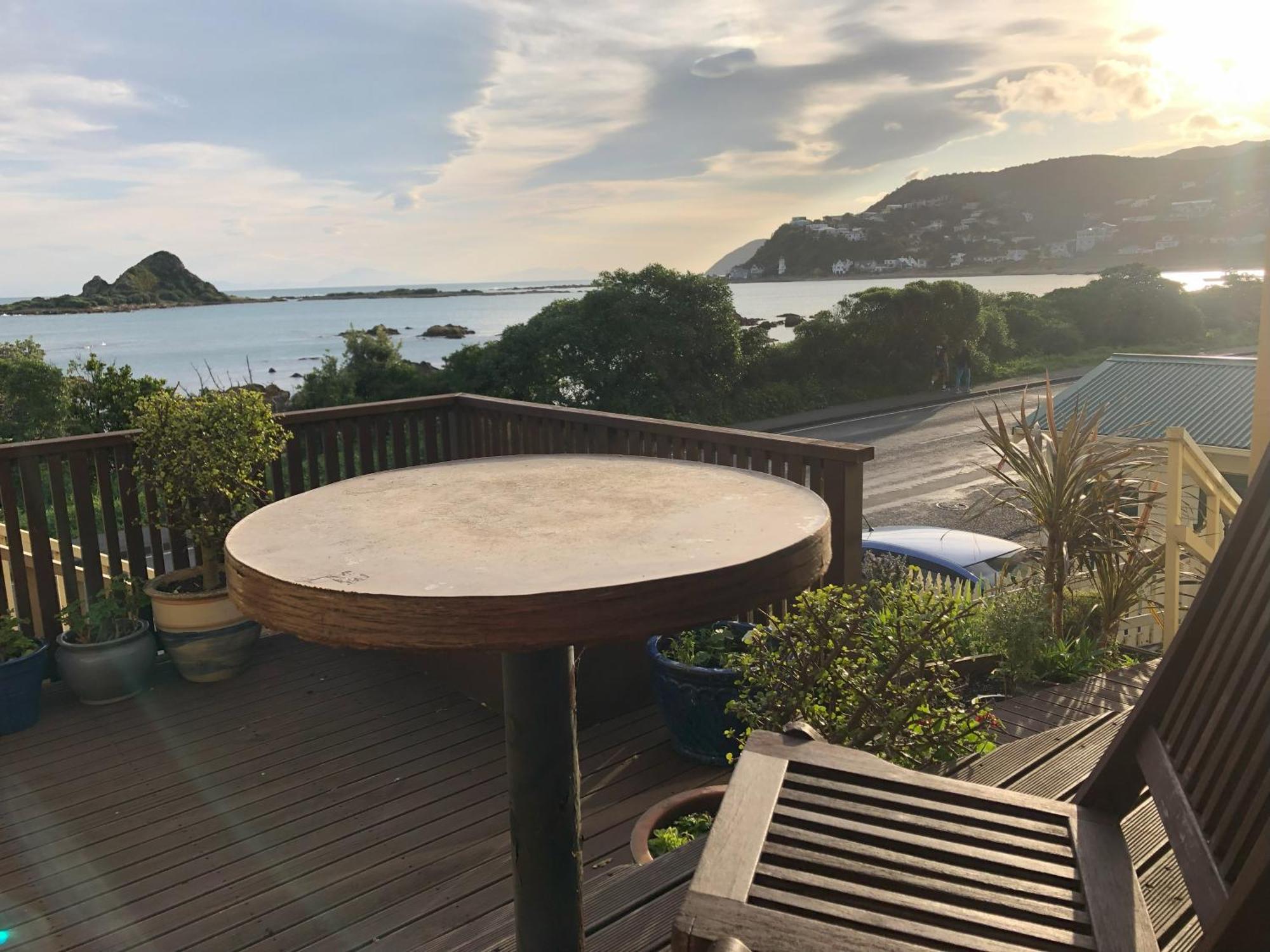 Apartamento Seafront Haven In Island Bay With Deck, Outdoor Bath, And Parking Wellington Exterior foto