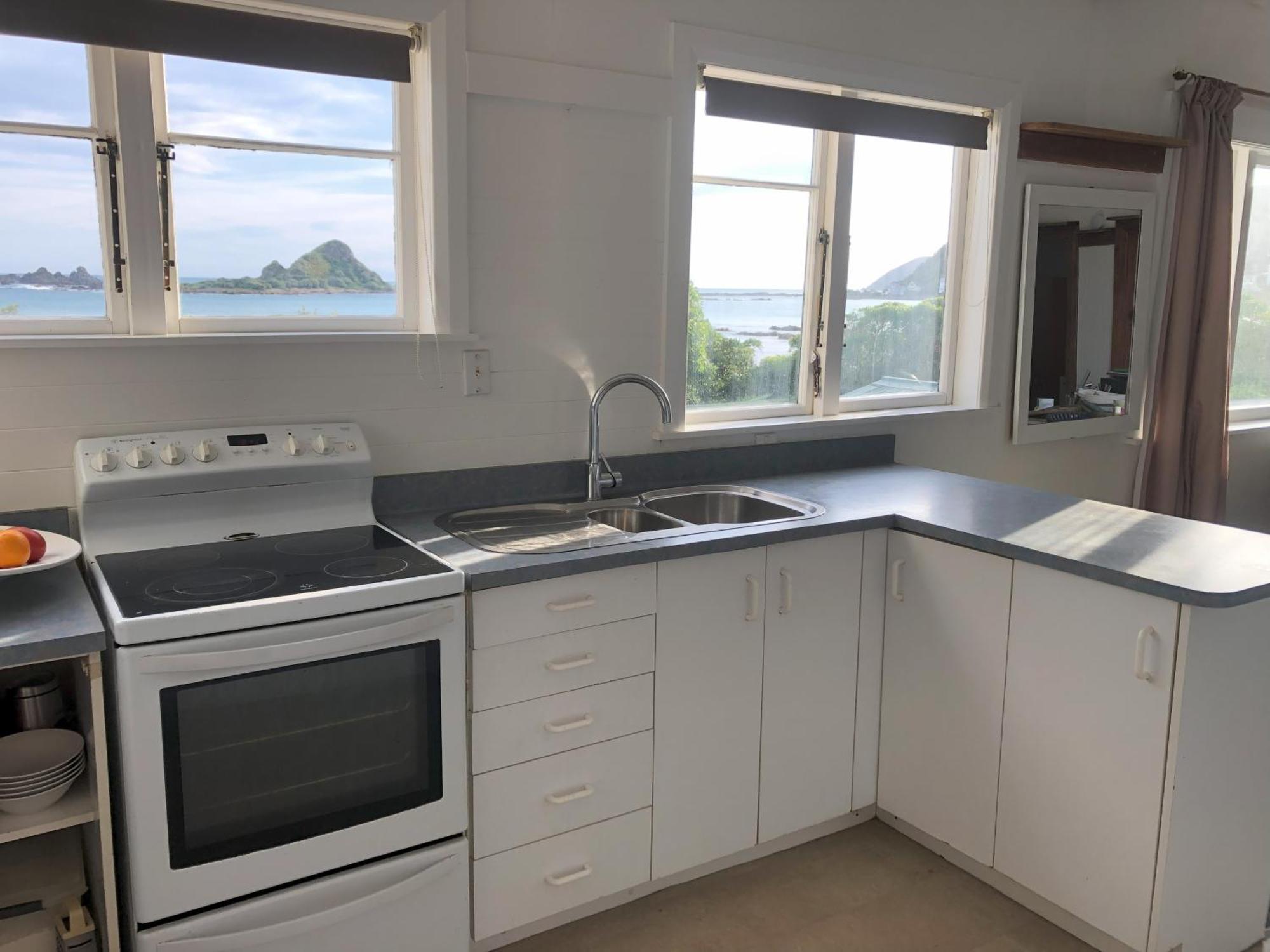 Apartamento Seafront Haven In Island Bay With Deck, Outdoor Bath, And Parking Wellington Exterior foto