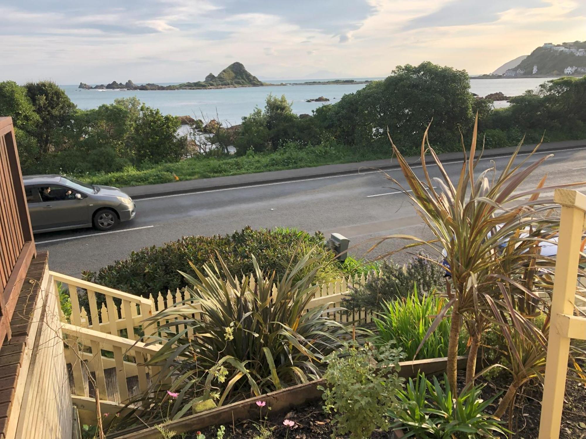 Apartamento Seafront Haven In Island Bay With Deck, Outdoor Bath, And Parking Wellington Exterior foto