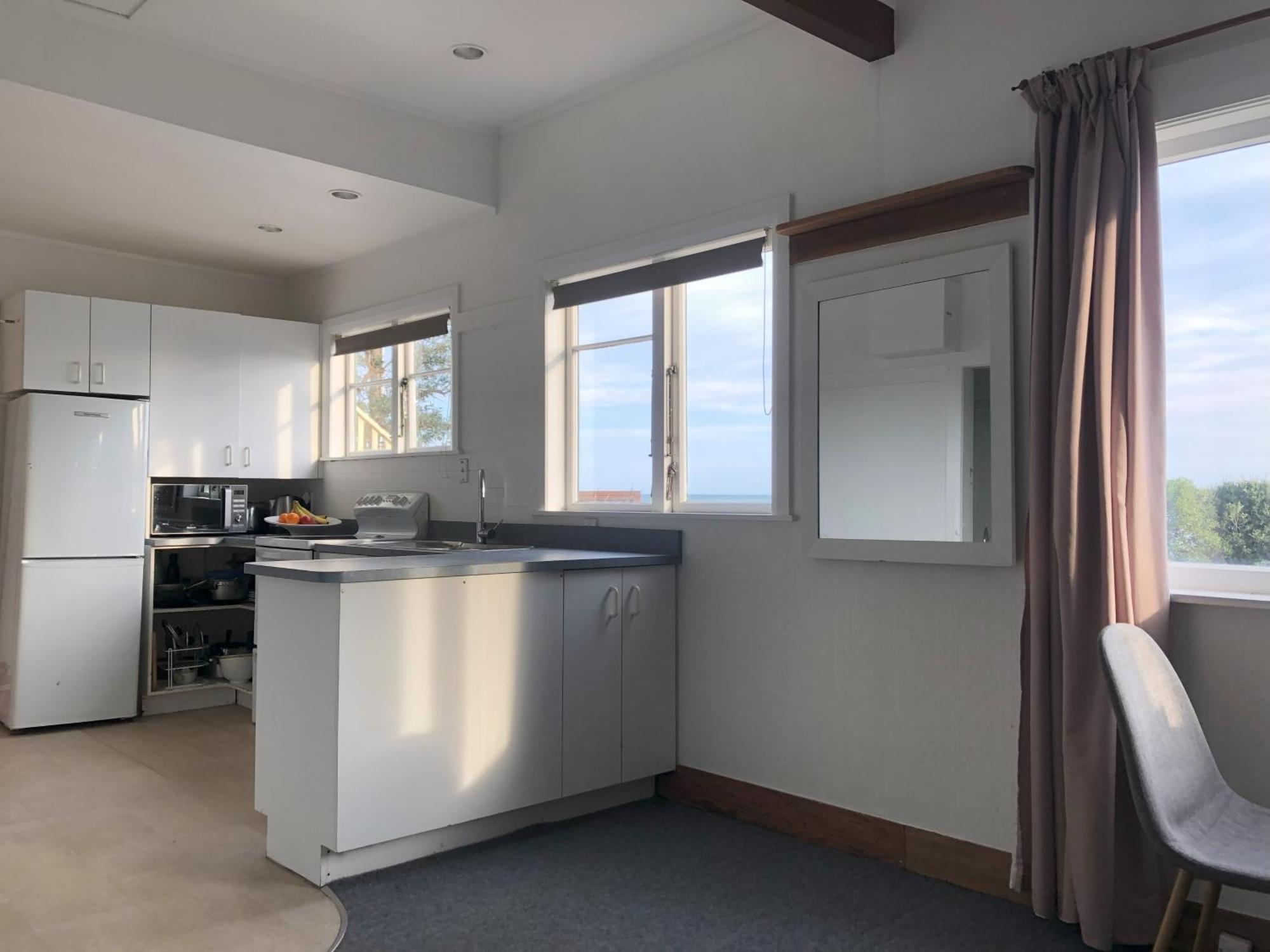 Apartamento Seafront Haven In Island Bay With Deck, Outdoor Bath, And Parking Wellington Exterior foto