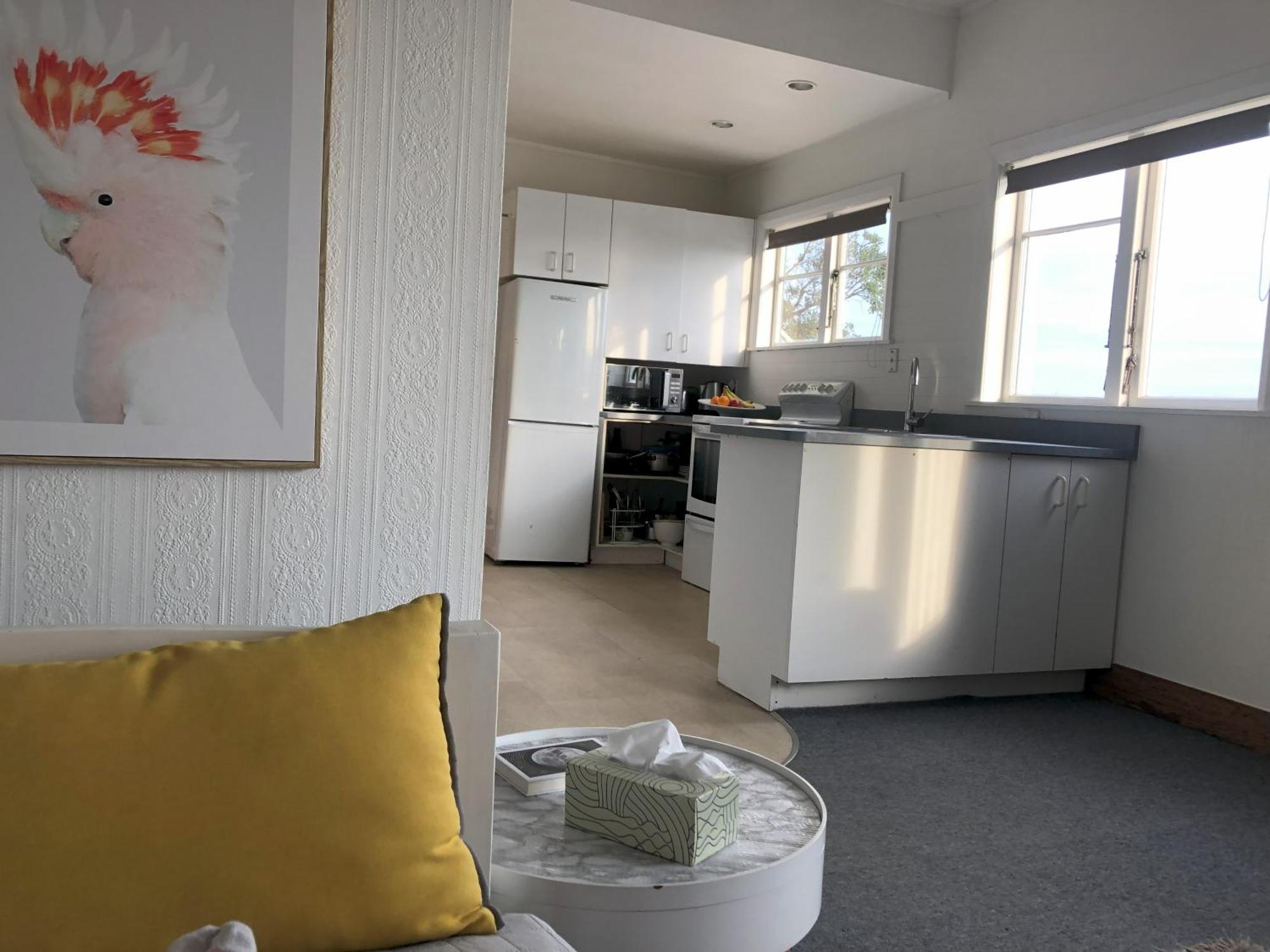 Apartamento Seafront Haven In Island Bay With Deck, Outdoor Bath, And Parking Wellington Exterior foto