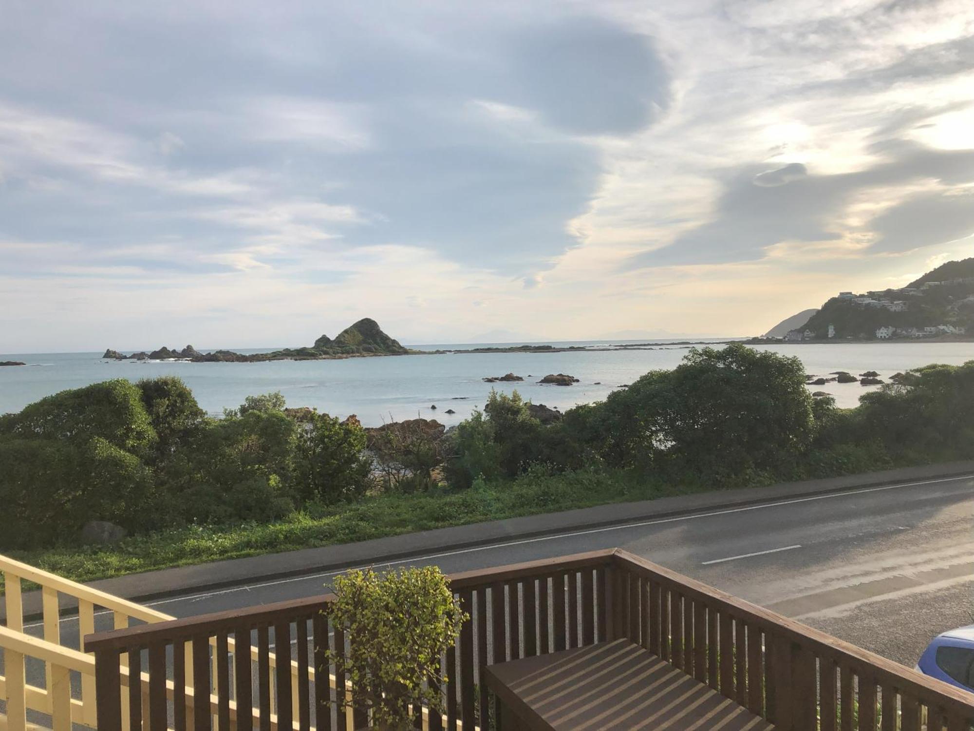 Apartamento Seafront Haven In Island Bay With Deck, Outdoor Bath, And Parking Wellington Exterior foto
