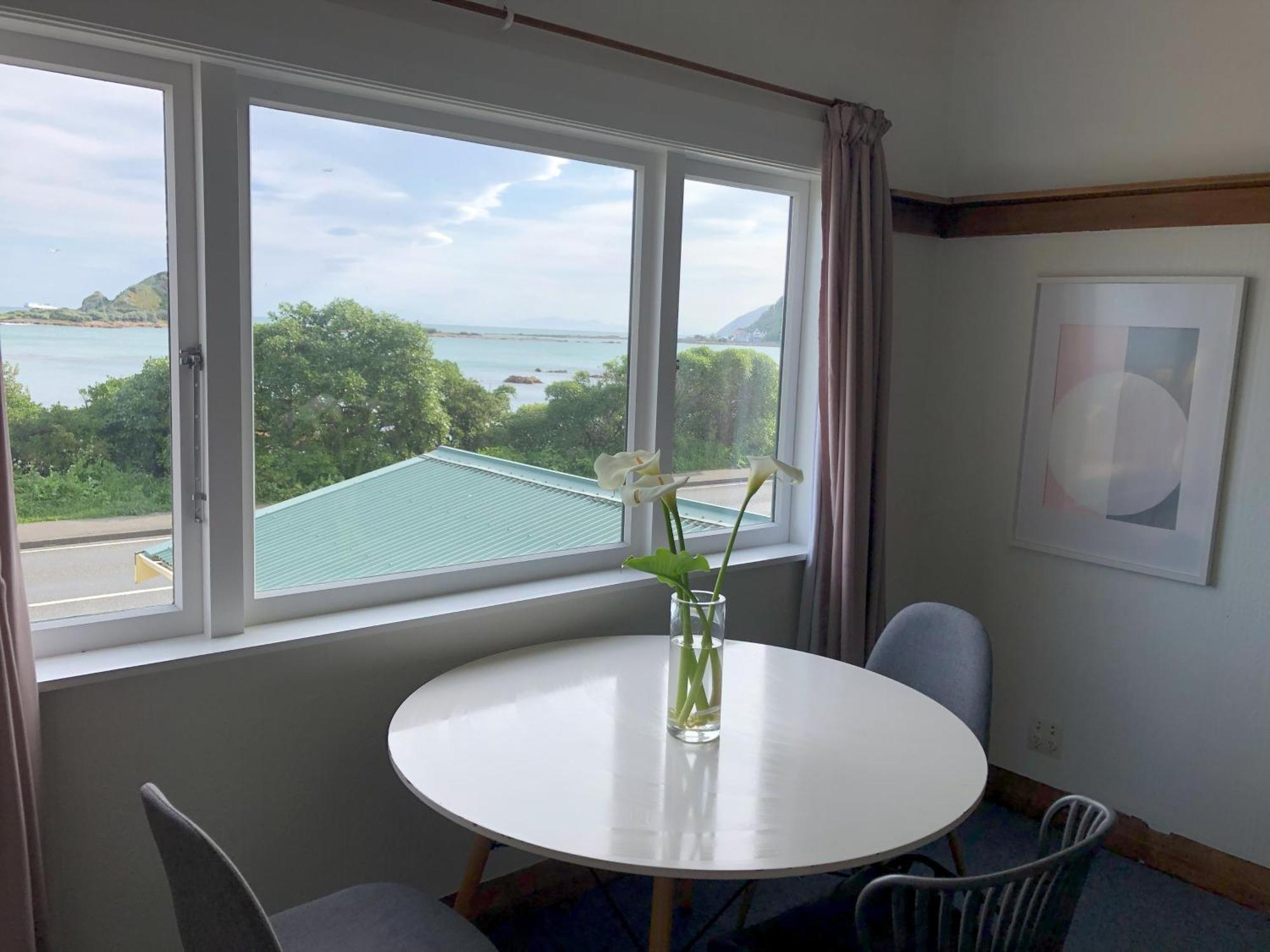 Apartamento Seafront Haven In Island Bay With Deck, Outdoor Bath, And Parking Wellington Exterior foto