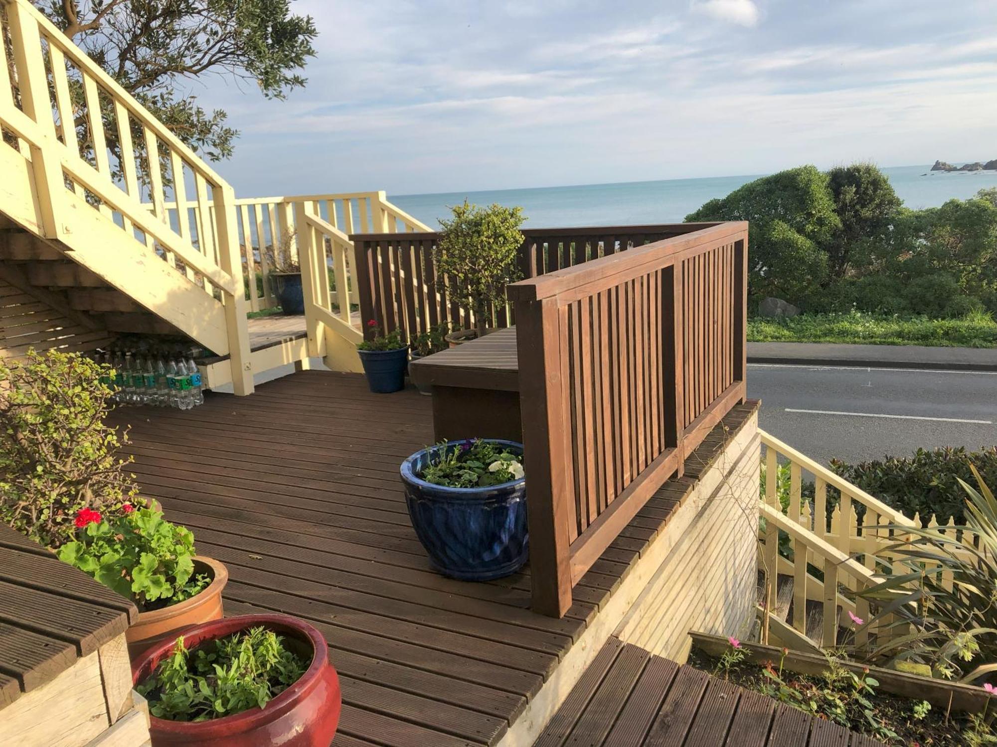 Apartamento Seafront Haven In Island Bay With Deck, Outdoor Bath, And Parking Wellington Exterior foto
