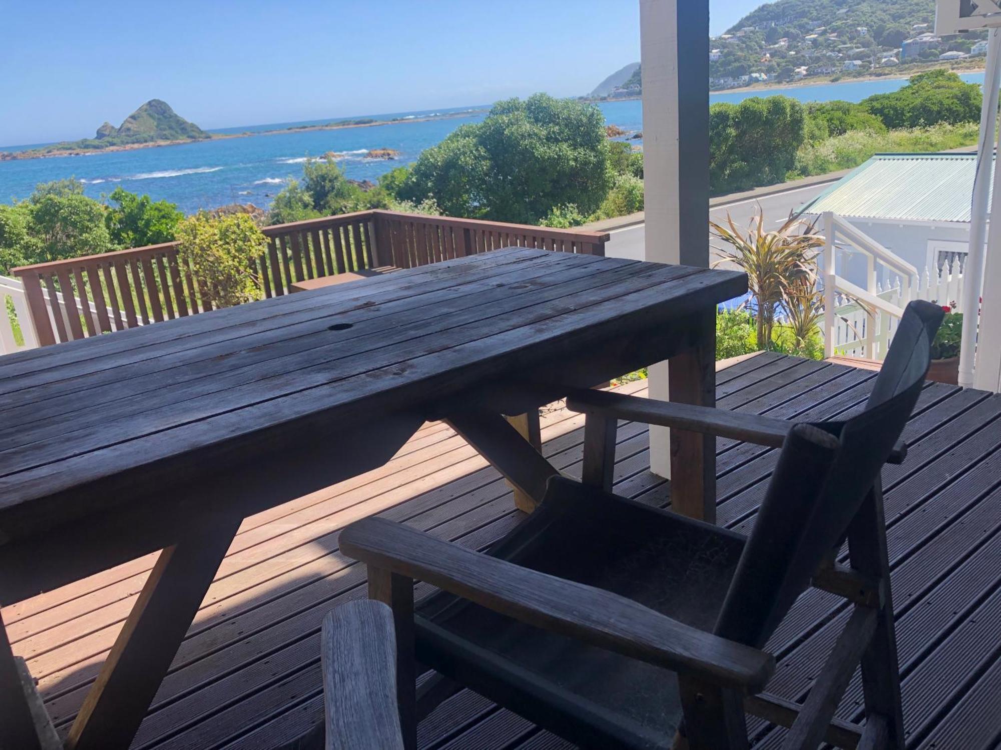 Apartamento Seafront Haven In Island Bay With Deck, Outdoor Bath, And Parking Wellington Exterior foto