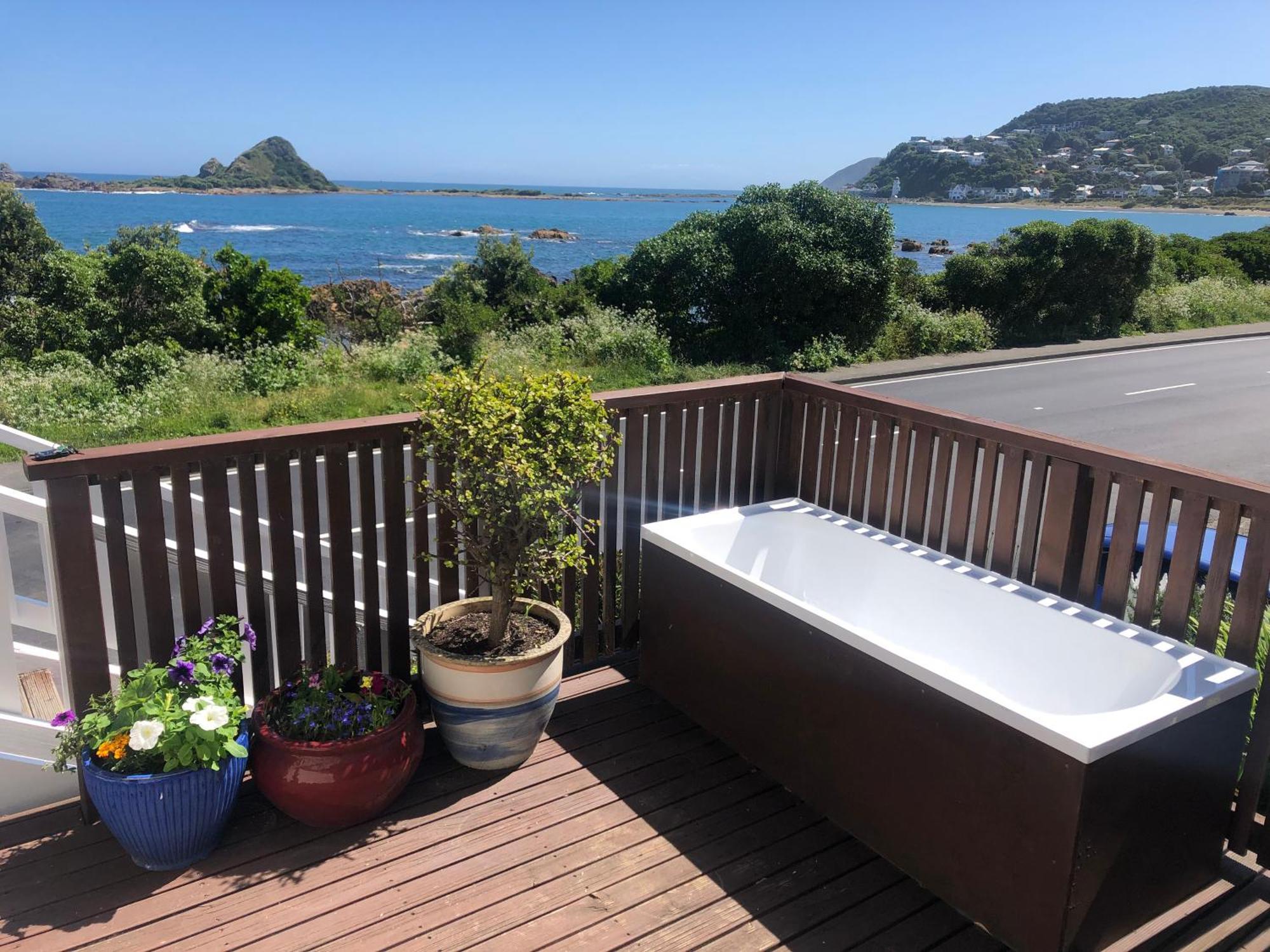 Apartamento Seafront Haven In Island Bay With Deck, Outdoor Bath, And Parking Wellington Exterior foto