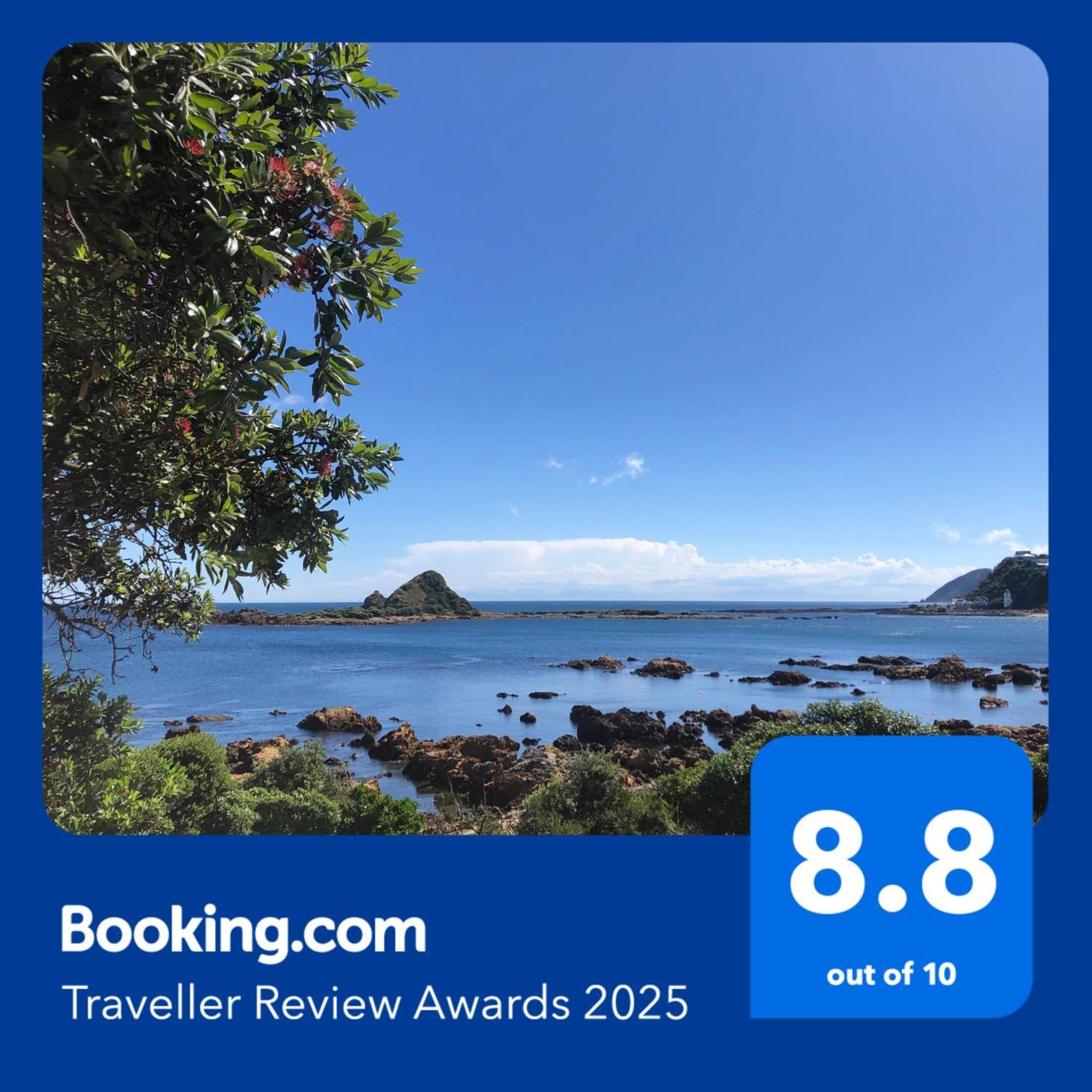Apartamento Seafront Haven In Island Bay With Deck, Outdoor Bath, And Parking Wellington Exterior foto